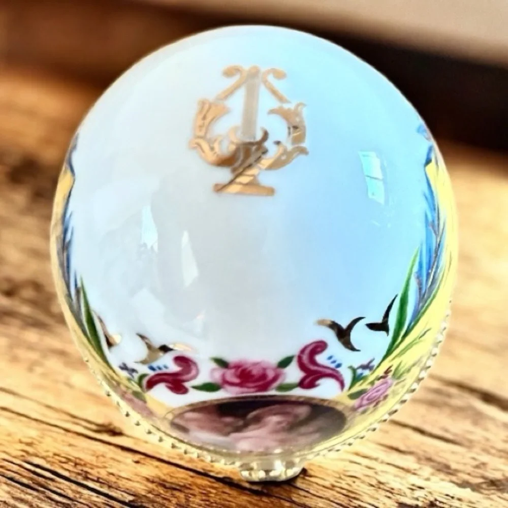 Jean Desprez Bal a Versailles 2003 Porcelain Hinged Rare Vintage Trinket Egg - Picture 4 of 9